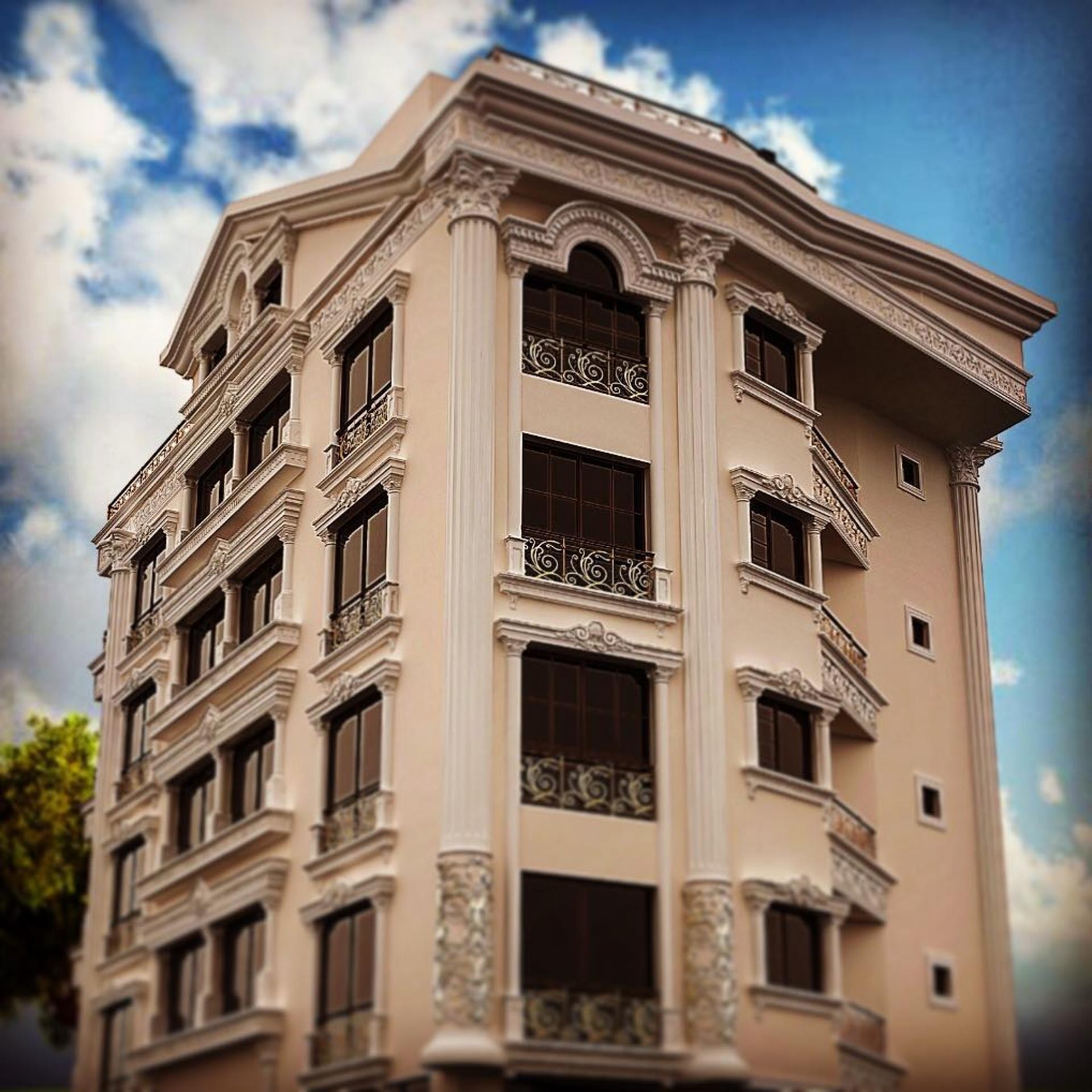Çok katlı binada pencere söveleri, kat silmeleri ve sütun kaplamaları ile tasarlanmış klasik dış cephe.