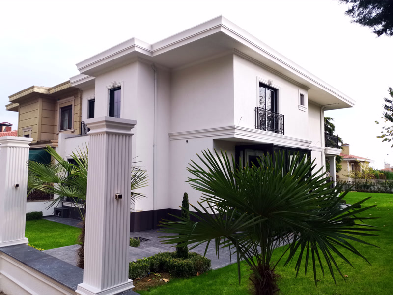 İki katlı beyaz villa dış cephesinde poliüretan söve, kat silmesi ve yivli bahçe sütunu uygulaması