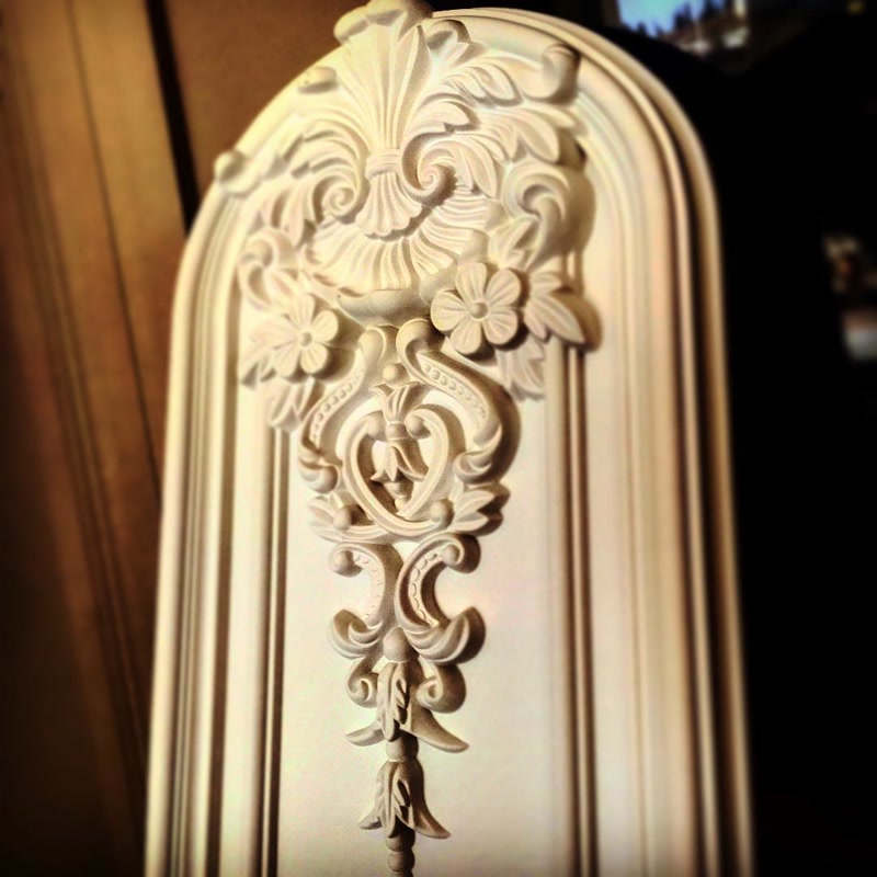 Krem renkli kemerli çerçeve içerisinde barok tarzı çiçek ve yaprak kabartmalı 3D poliüretan oymalı taç paneli.