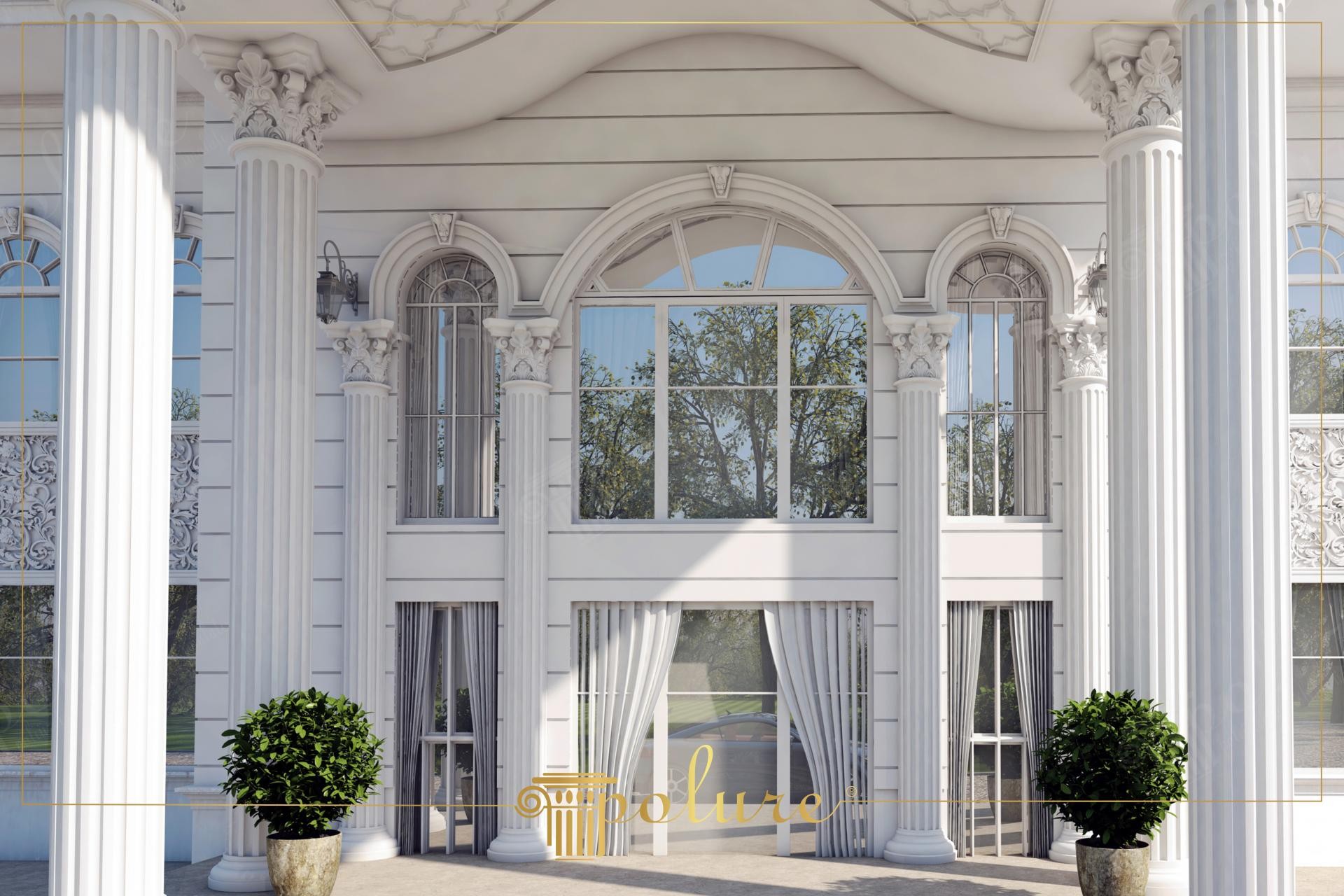 Beyaz korint başlıklı sütunlar ve kemerli pencere söveleri ile süslenmiş neoklasik villa dış cephesi