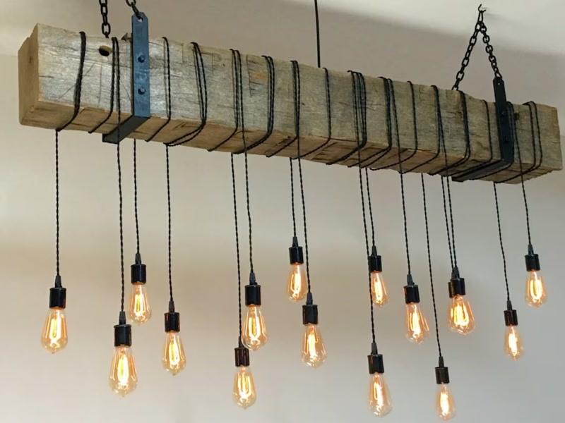 Doğal ahşap kütüğe sarılı siyah kablolu ve sıcak ışık veren Edison ampullü rustik sarkıt avize tasarımı