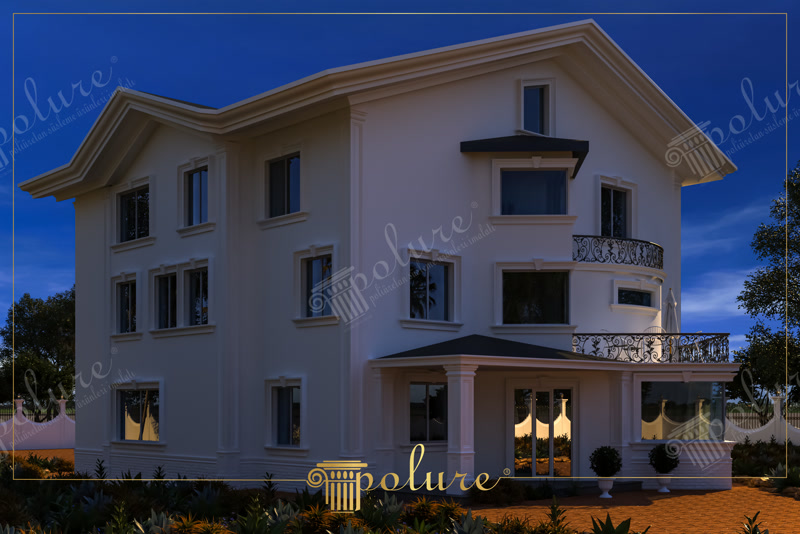 Gece aydınlatmasında beyaz dış cephesi, pencere söveleri, köşe sütunları ve ferforje balkonlu modern villa görünümü.