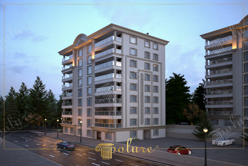 Alacakaranlıkta çok katlı apartman binasının poliüretan pencere söveleri, dikey pilasterları ve çatı taç motifli cephesi.