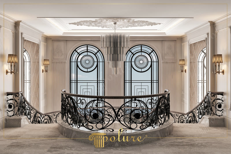 Lüks villa iç mekan galeri alanında ferforje merdiven korkulukları, tavan göbeği ve poliüretan söve pencere çerçeveleri.