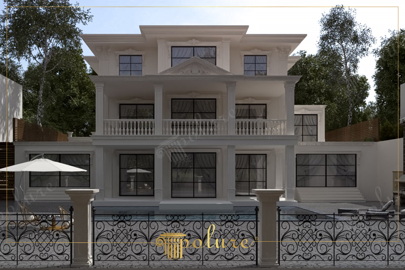Havuz kenarında beyaz poliüretan söve, sütun, balustrad ve üçgen alınlık detaylarıyla tasarlanmış 3 katlı lüks villa dış cephesi.