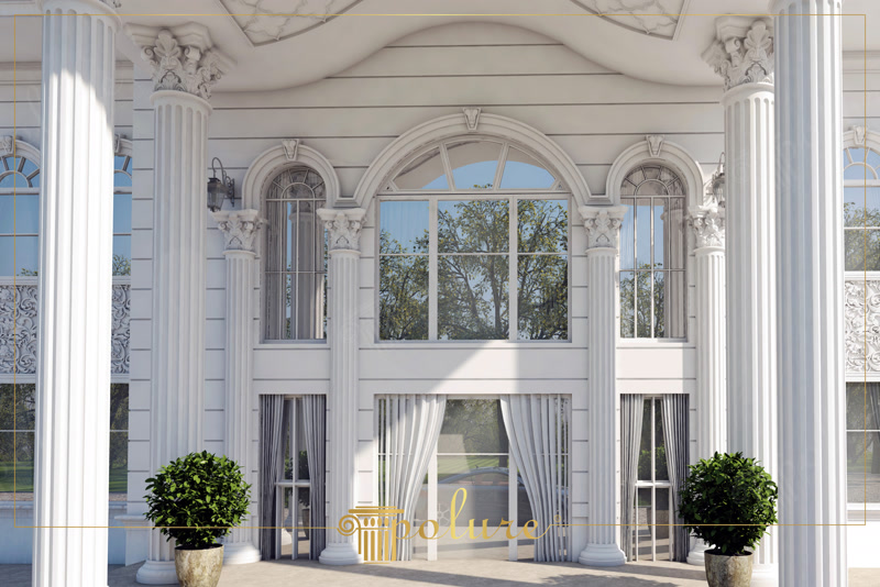Beyaz korint başlıklı sütunlar ve kemerli pencere söveleri ile süslenmiş neoklasik villa dış cephesi