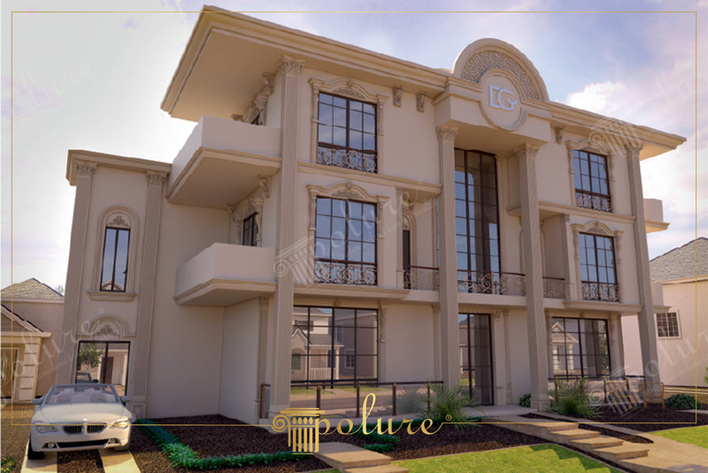 Girişinde yüksek sütunlar, kavisli amblem taç ve oymalı çatı payandaları bulunan iki katlı lüks villa dış cephesi.