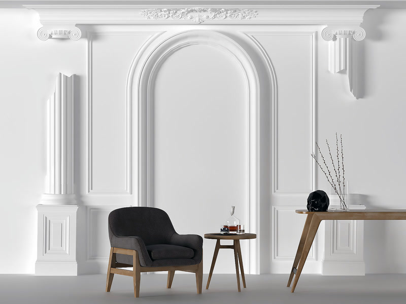 Beyaz neoklasik duvar çıtalı, kemer söveli ve sütun başlıklı duvarda koyu gri koltuklu modern salon dekorasyonu