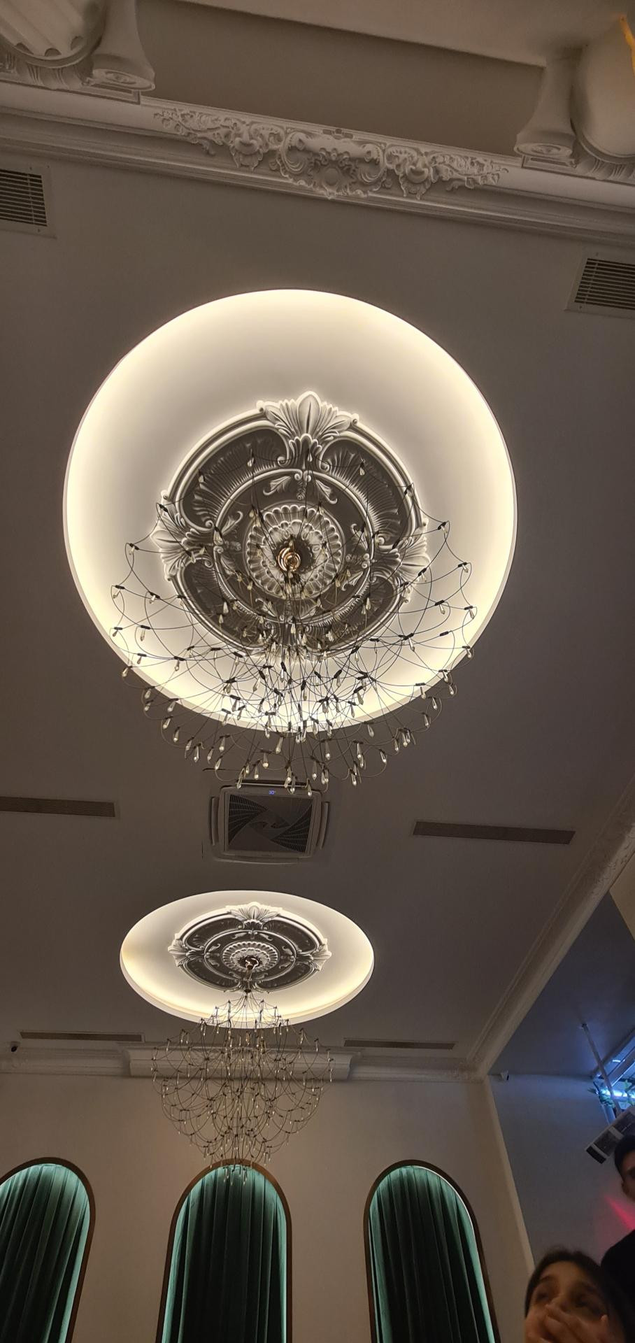 Gizli LED aydınlatmalı yuvarlak tavan havuzu içerisinde oymalı tavan göbeği ve kristal avizeli lüks tavan dekorasyonu