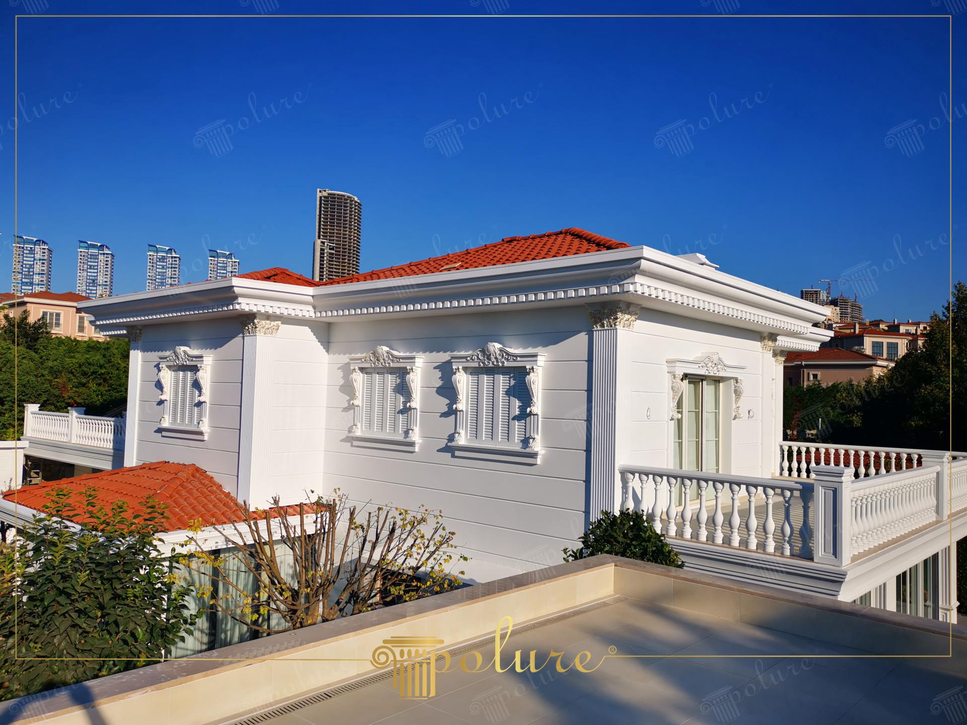 Kiremit çatılı beyaz villanın dış cephesinde yer alan poliüretan söve, teras balustrad korkuluk ve dişli çatı kornişi detayları.
