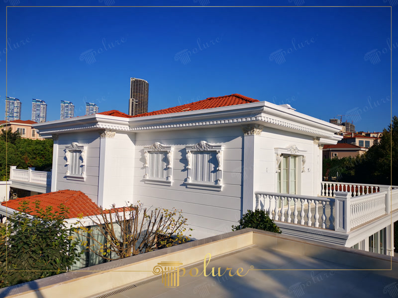 Kiremit çatılı beyaz villanın dış cephesinde yer alan poliüretan söve, teras balustrad korkuluk ve dişli çatı kornişi detayları.