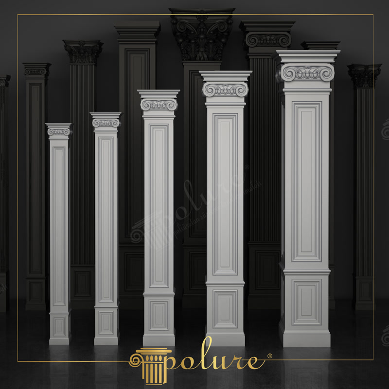 Koyu fon önünde yan yana sergilenen, İyon tarzı spiral kıvrımlı başlığa ve dikdörtgen gömme panellere sahip beş farklı ebatta beyaz kare pilaster.