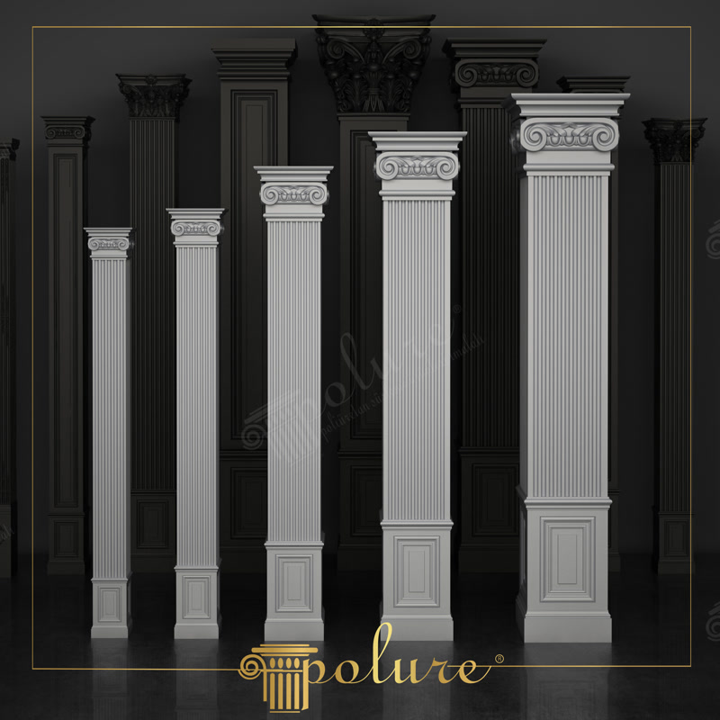 Koyu stüdyo fonu önünde sergilenen, İyon volüt başlıklı ve dikey yiv kanallı gövdeye sahip beş farklı ebatta beyaz kare pilaster.