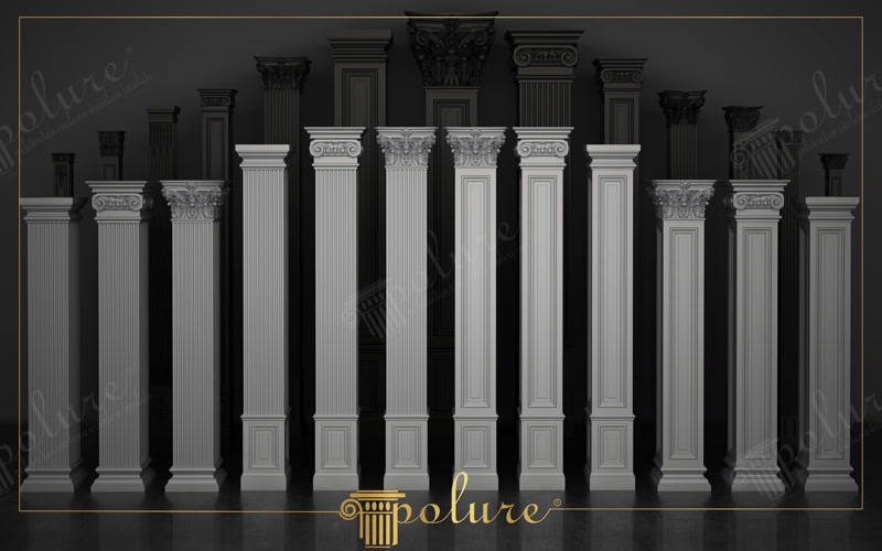 Koyu fon önünde merkezden kenarlara doğru simetrik yükseklikte dizilmiş, farklı başlık ve yiv detaylarına sahip beyaz poliüretan kare pilaster sütunlar.