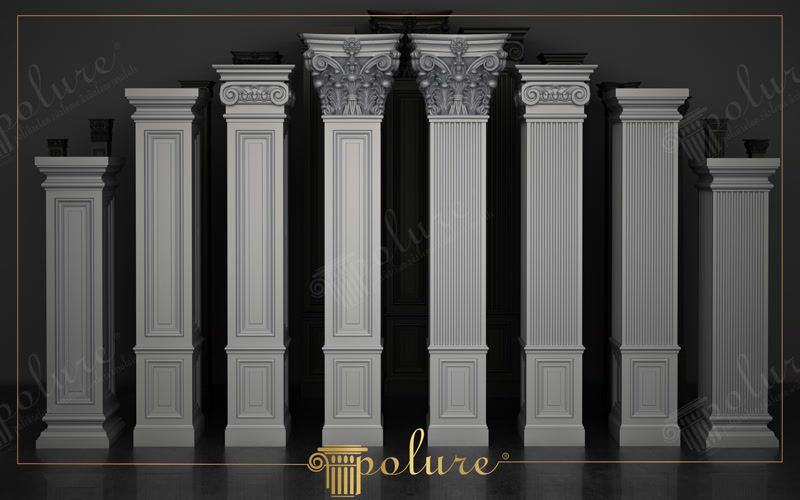 Koyu zemin üzerinde simetrik olarak sıralanmış Korint, İyon ve sade başlıklı yivli ile panelli beyaz poliüretan kare pilaster sütunlar.
