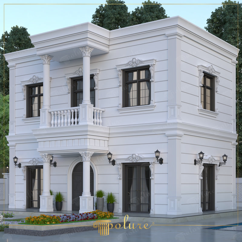 İki katlı beyaz villanın dış cephesinde yer alan motifli pencere söve taçları, yivli köşe pilasterleri ve sütunlu giriş.
