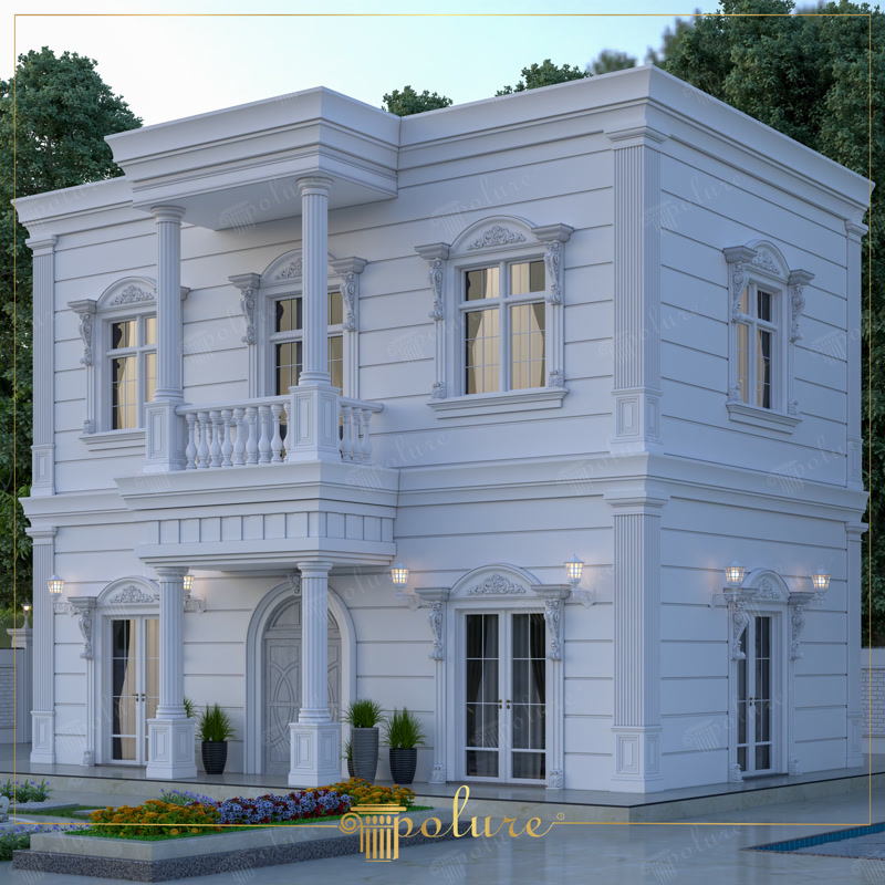 Beyaz iki katlı villa köşe cephesinde kemerli poliüretan söve taçları, yivli pilasterler ve balkon.