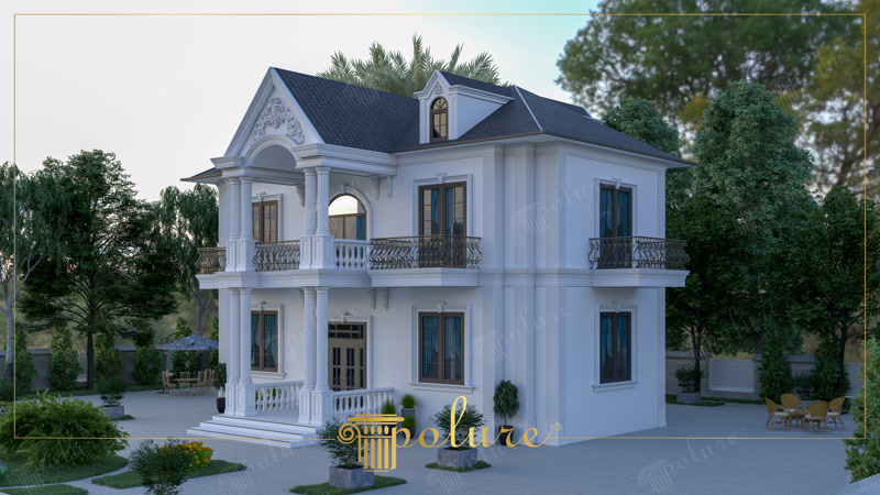 Çift katlı sütunları, süslü çatı alınlığı ve pencere söveleri ile beyaz klasik müstakil villa dış cephesi