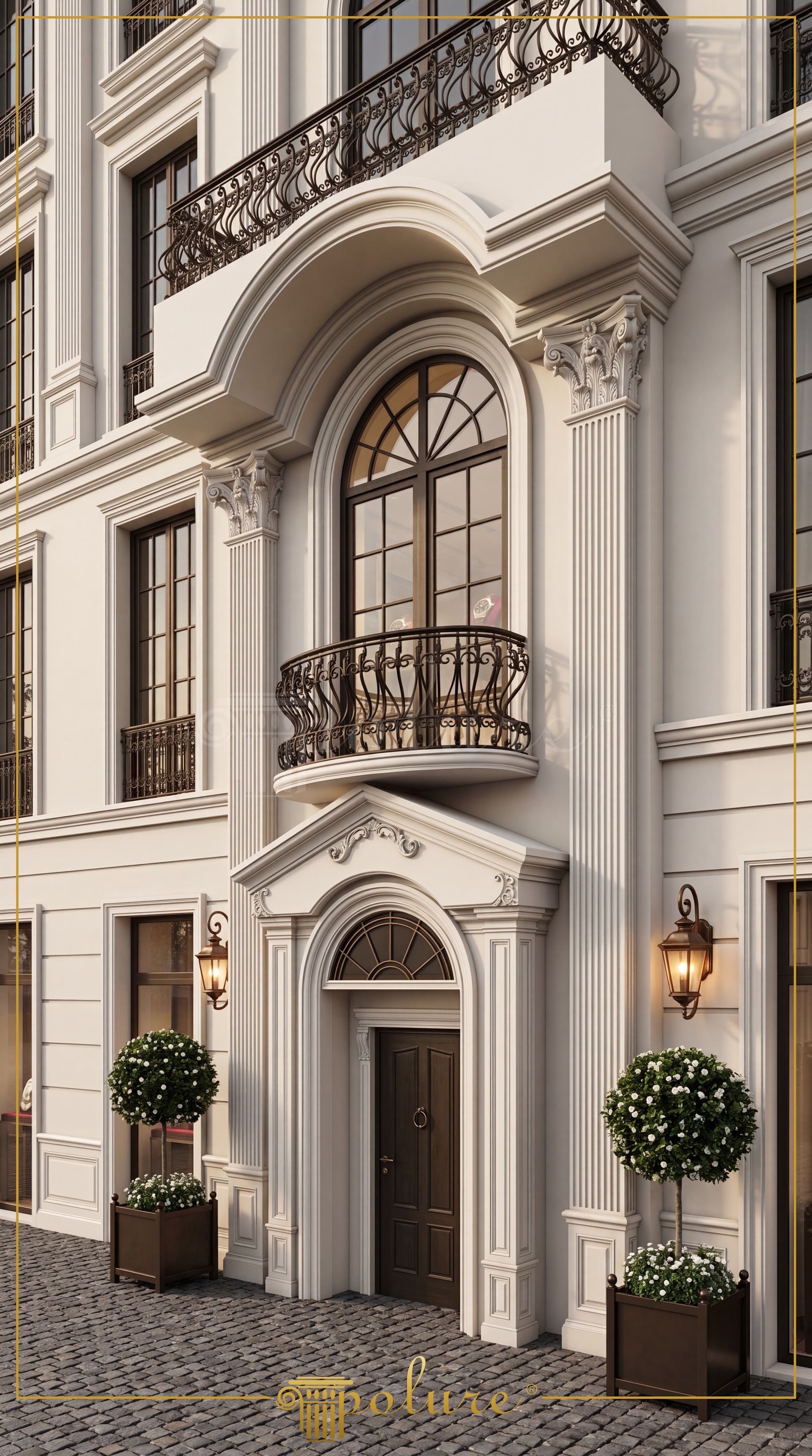 Klasik tarzda dekore edilmiş binanın kemerli giriş kapısı, yivli sütunlar, ferforje korkuluklu Fransız balkon ve dış cephe söve detayları.