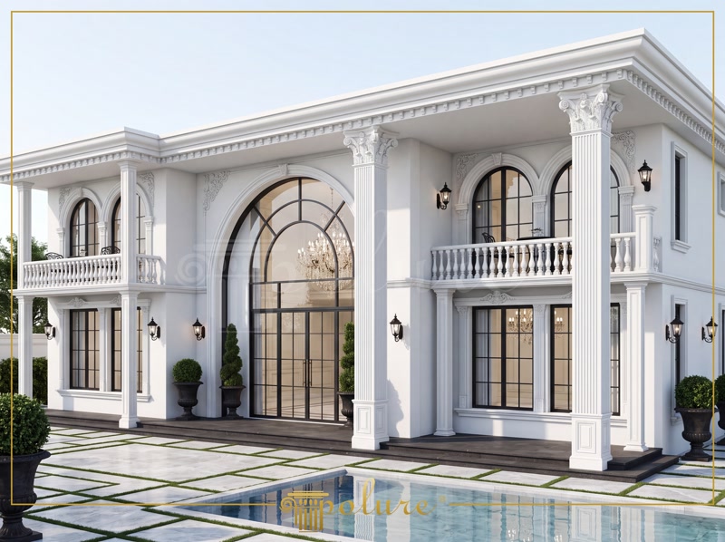 Önünde yüzme havuzu bulunan, beyaz korint sütunlar, kemerli söveler ve balustratlı balkonlar ile dekore edilmiş iki katlı lüks villa dış cephesi.