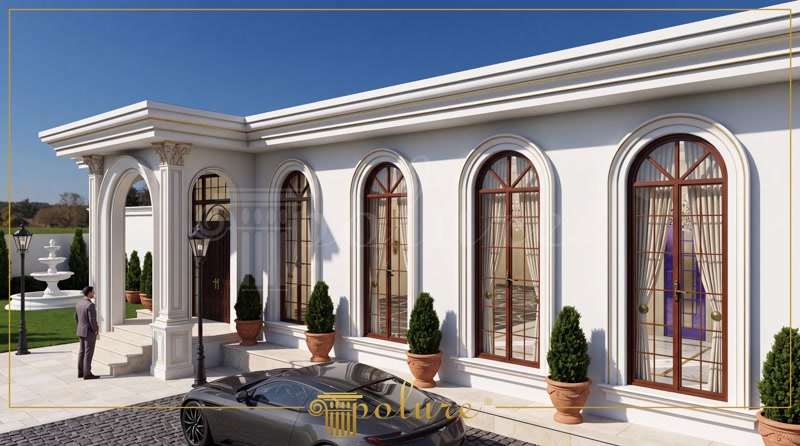 Ahşap kemerli pencereleri beyaz ve altın detaylı poliüretan sövelerle çevrelenmiş, bahçeli tek katlı lüks villa dış cephesi.
