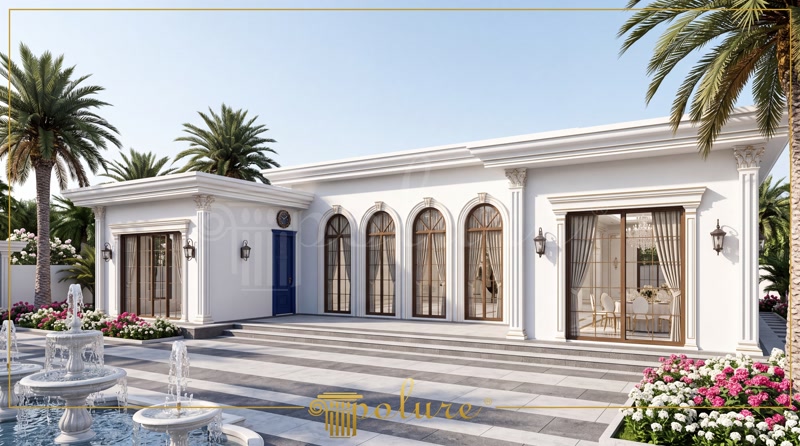 Geniş teraslı beyaz villa dış cephesinde 4 adet kemerli pencere etrafında poliüretan söve çerçeveler, sütunlar, süs havuzu ve palmiyeler.