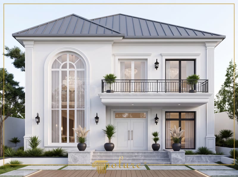 İki katlı beyaz renkli villa cephesinde kemerli yüksek pencere çerçevesi, köşe pilastırları, balkon ve dış cephe söve detayları.