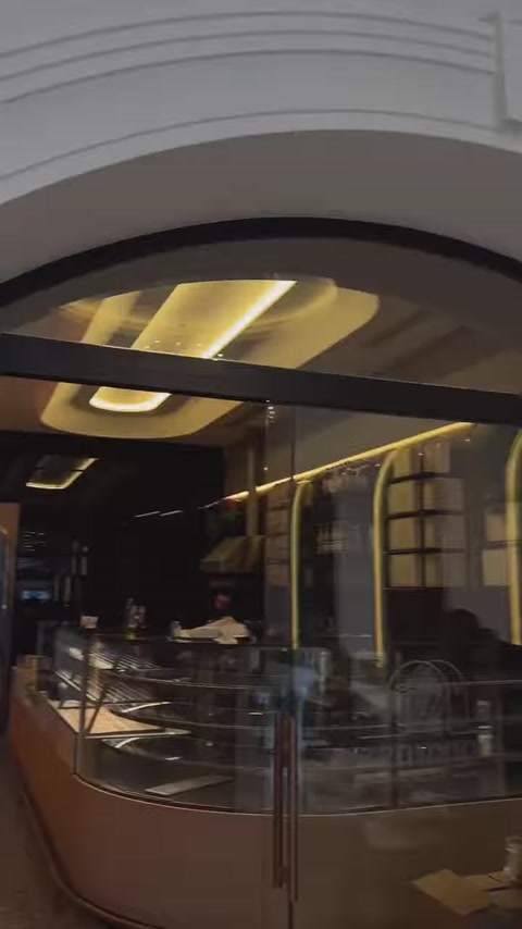 Kavisli geçiş ve dekoratif tavan uygulaması bulunan mekan bölümü