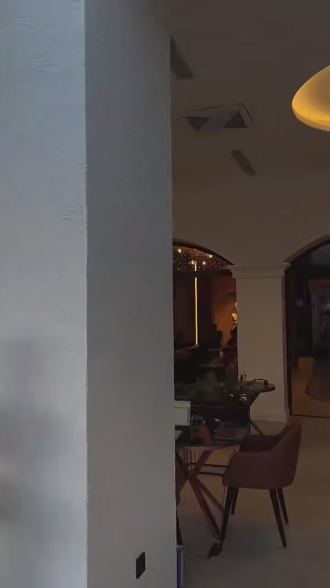 İç mekânda geniş dekoratif sütun ve kemerli geçiş birlikte sergileniyor
