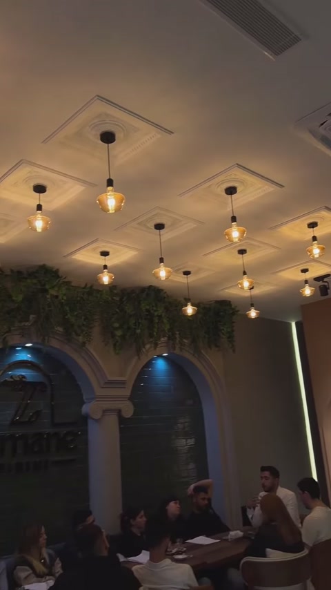 Tamamlanan restoran bölümünde kemerli duvar dekoru ve tavan süslemeleri bulunuyor