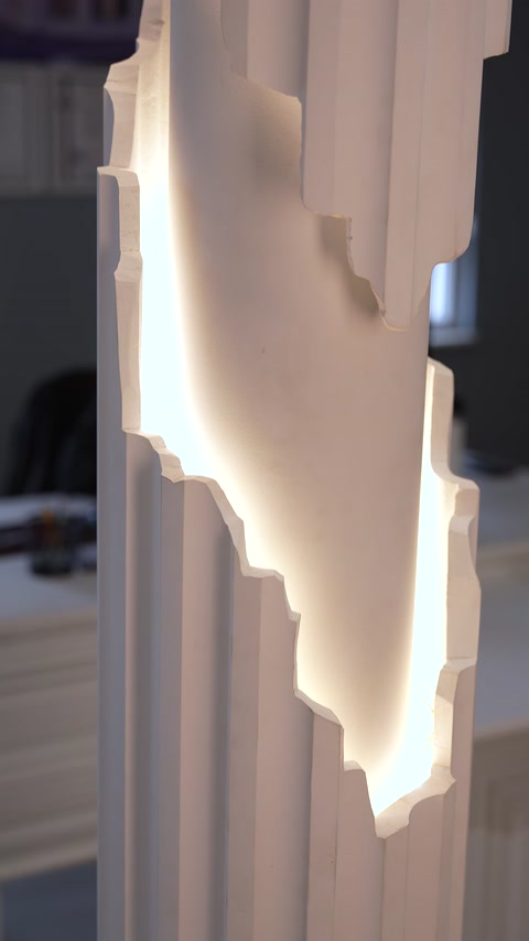 Gizli LED ışığıyla vurgulanan katmanlı sütun kaplama detayı