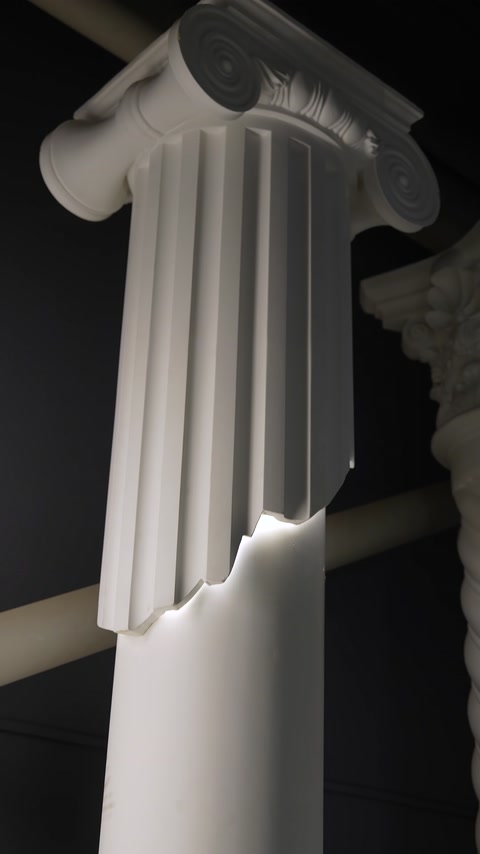 Yivli pilaster yüzeyi ile aydınlatmalı alt bölümün birleşimi