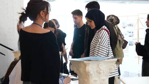 Ziyaretçiler sergilenen dekoratif kaide çevresinde ürünleri inceliyor