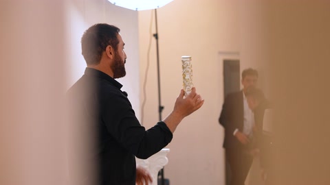 Sunum sırasında elde tutulan dekoratif profil kesiti gösteriliyor