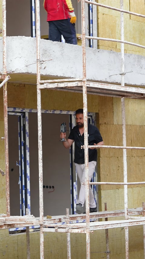 İskeleli cephede kapı çevresi tarama cihazıyla kaydediliyor
