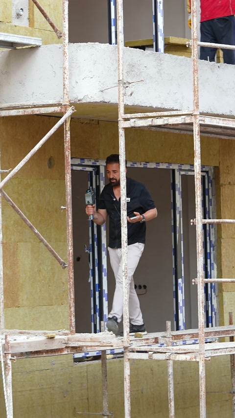 İskele altında kapı boşluğu çevresinde tarama işlemi gerçekleştiriliyor.
