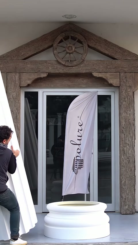 Usta yivli sütun gövdesini kaideye doğru eğerek yönlendiriyor