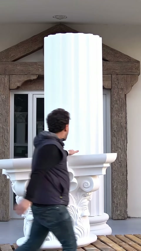 Usta sütun başlığının yanından geçerek üst profilini kontrol ediyor
