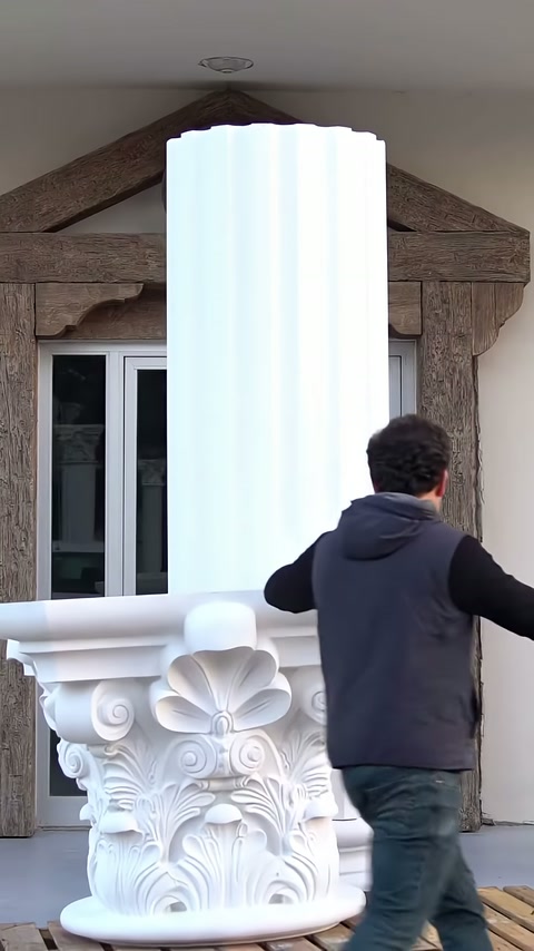 Dekoratif başlık yivli sütun gövdesinin önünde konumlandırılmış duruyor
