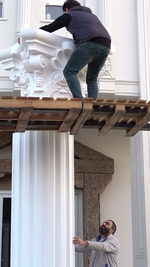 Üstteki usta dekoratif başlığı yivli gövde üzerinde merkezliyor