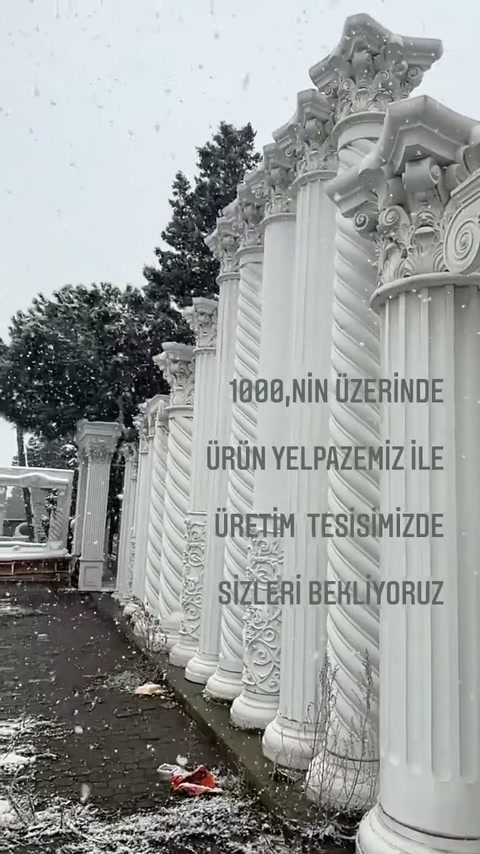 Saha boyunca sıralanan dekoratif sütunlarda çeşitli yiv ve motifler bulunuyor.