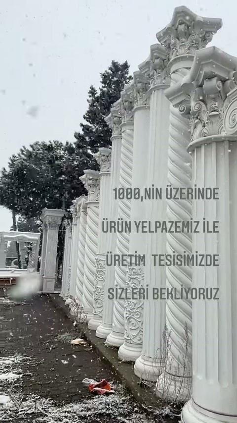Beyaz sütun koleksiyonu, açık alanda başlık detaylarıyla birlikte gösteriliyor.