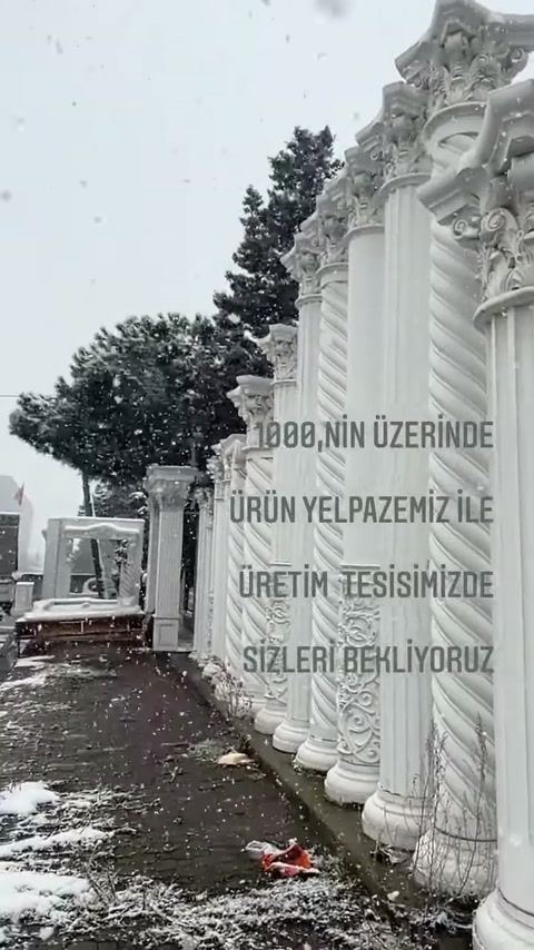 Tesis avlusundaki sütun dizisinde burmalı ve yivli tasarımlar seçiliyor.