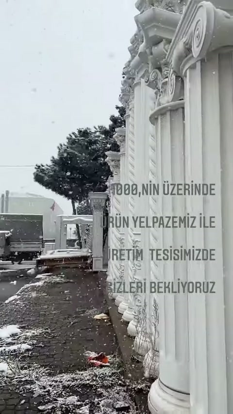 Dekoratif sütunlar dış alanda, işlemeli başlıkları öne gelecek şekilde sıralanmış.