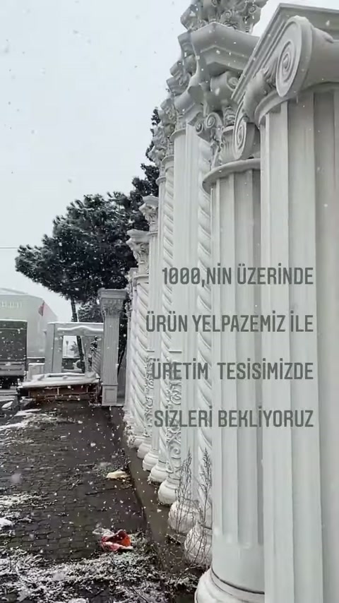 Açık sahada bekleyen sütunlarda klasik başlık ve kaide biçimleri görülüyor.