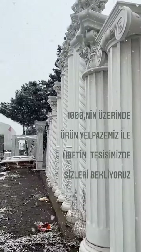 Sütun üretim alanında, süslü başlıklarla tamamlanan beyaz modeller sergileniyor.