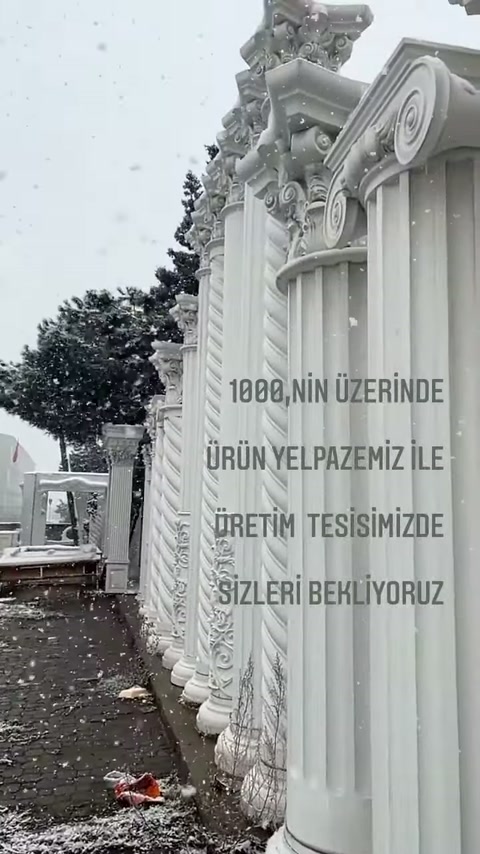 Farklı gövde desenli dekoratif sütunlar tesis dışında yan yana duruyor.