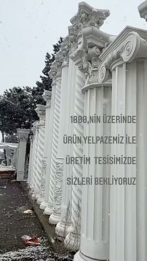 Klasik biçimli sütun örnekleri, açık alandaki ürün sırasında görülüyor.