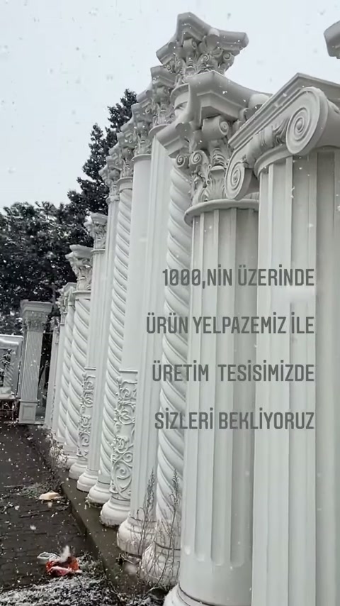 Yüksek dekoratif sütunlarda kabartmalı başlıklar ve yivli yüzeyler dikkat çekiyor.