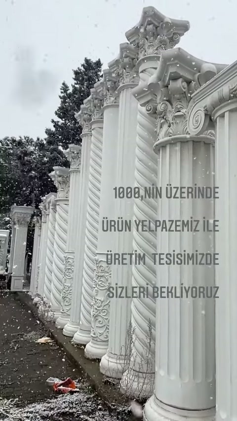 Dekoratif sütun dizisinin önünde spiral bezemeli geniş başlık bulunuyor.